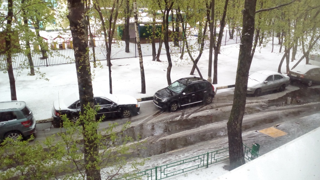 Снег в Москве 8 мая (около 16 часов), ул. Шипиловская д. 10, юг Москвы. Автор: Юрий Штабкин
