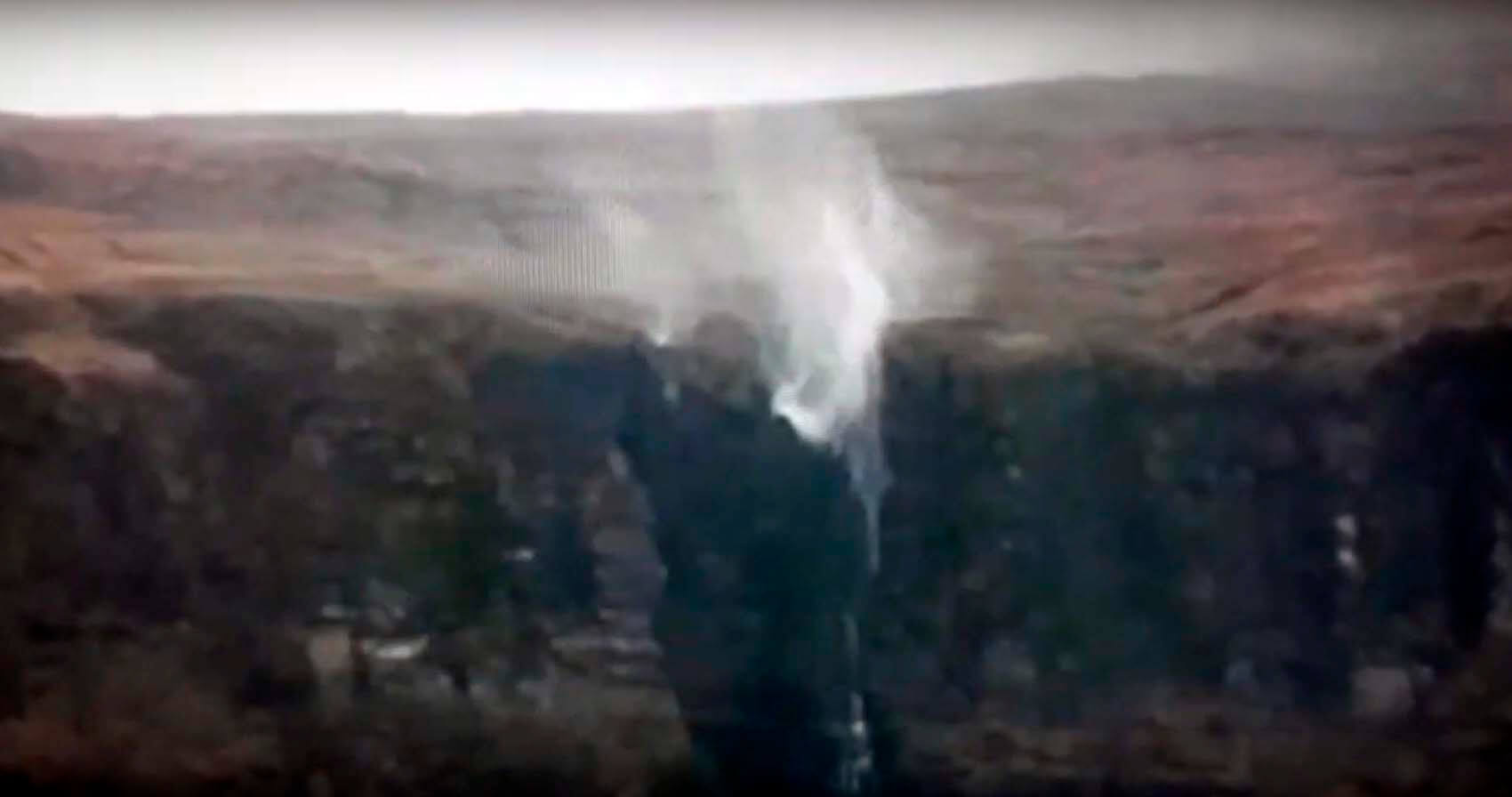 Шторм "Деннис" превратил водопад в Ирландии в фонтан