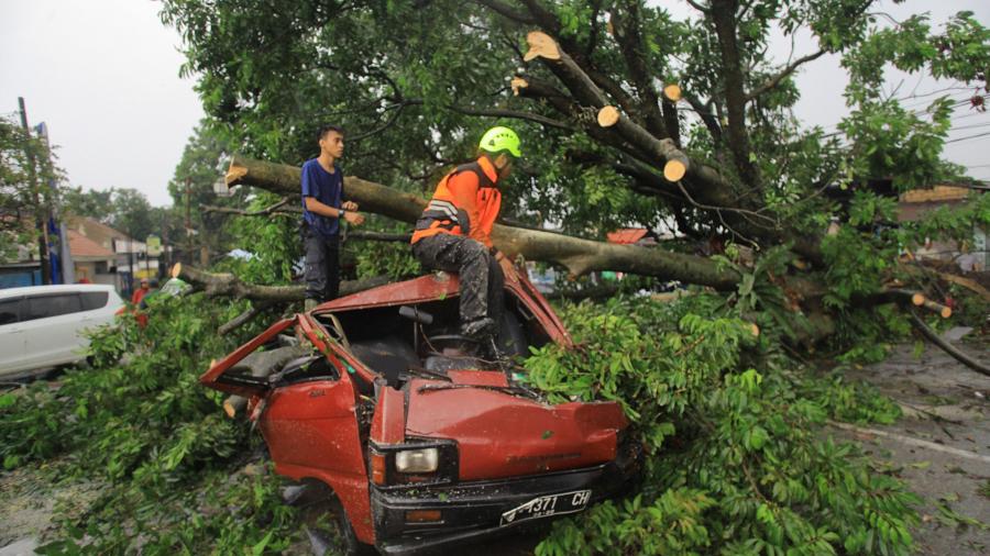 Мощный торнадо прошелся по Индонезии